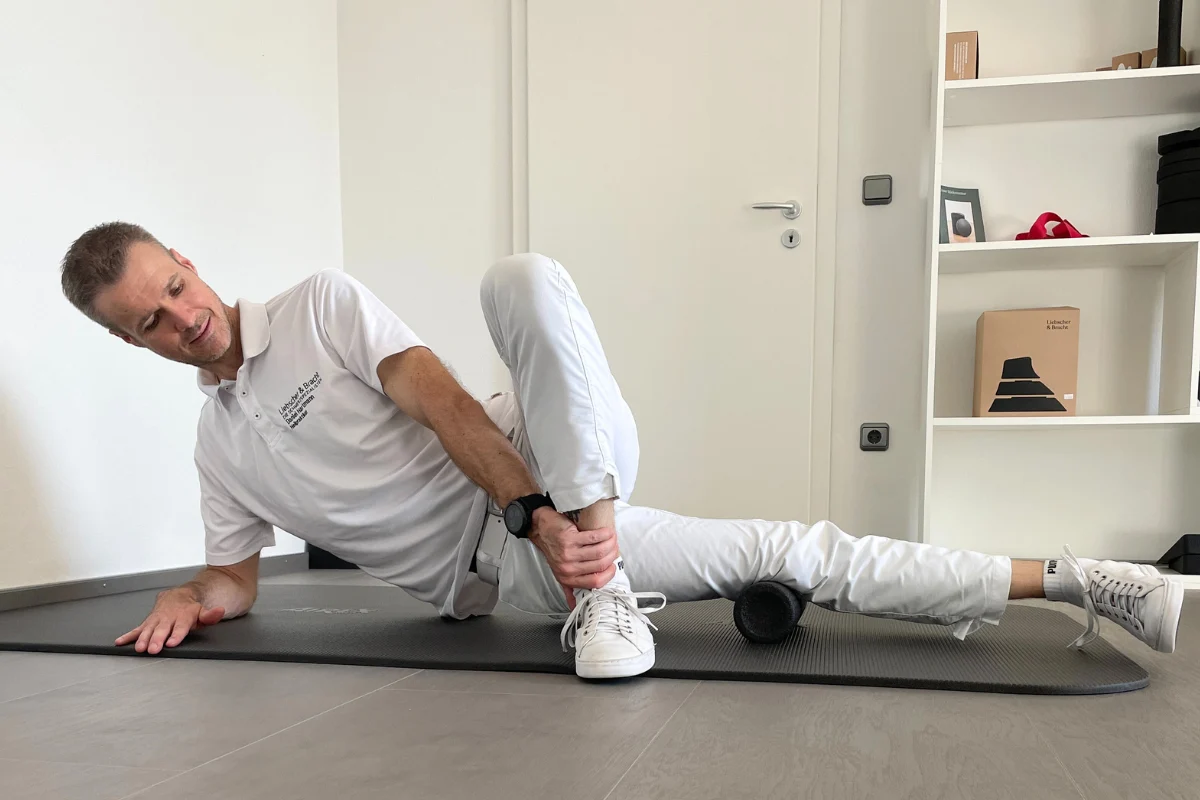 Liebscher & Bracht-Faszienrollmassage-Hüfte-Gesäss